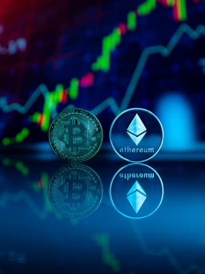 Logo crypto Bitcoin en Ethereum en koersgrafiek op achtergrond